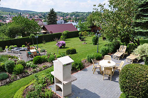 Gartenteich mit Terrasse